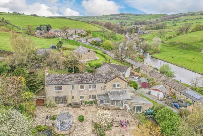 5 bed property, in Side Gate Lodge, £795,000