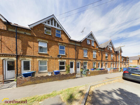 3 bed property, in Avenue Road, £180,000