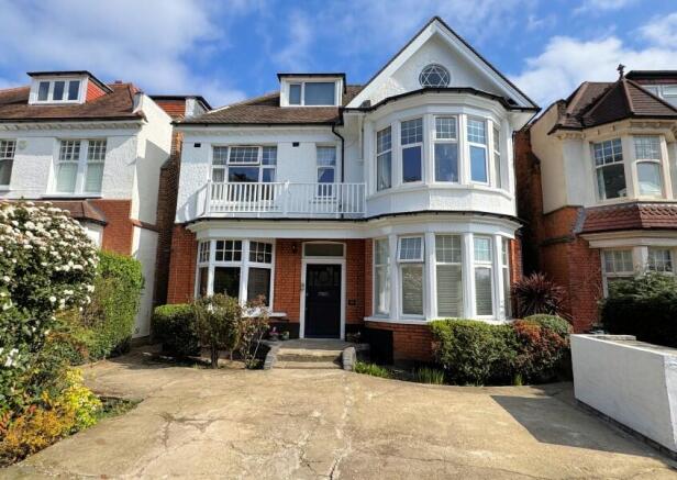 1 bed property, in Etchingham Park  Road, £240,000