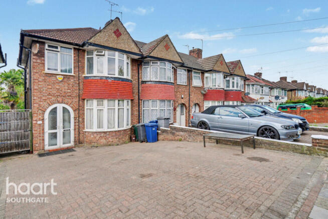 3 bed property, in Hampden Way, £650,000