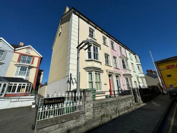 6 bed property, in Pendre, £345,000
