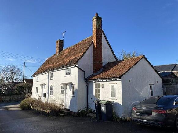 1 bed property, in High Street, £160,000