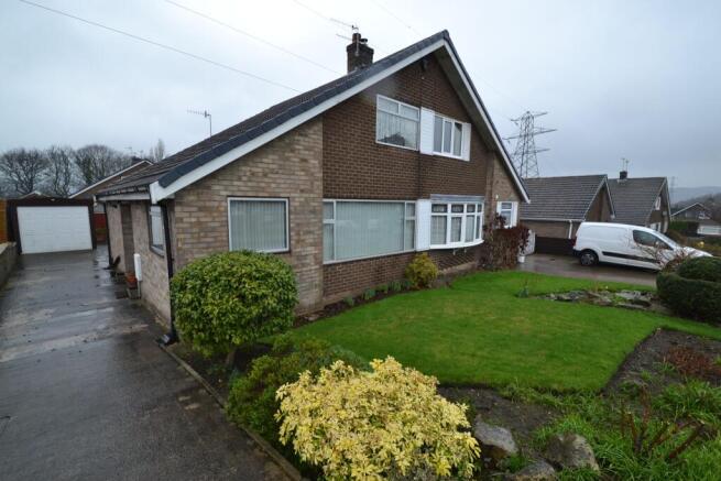 2 bed property, in Brackendale Parade, £285,000