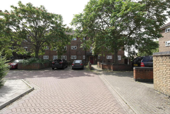 1 bed property, in Broxburn Drive, £120,000