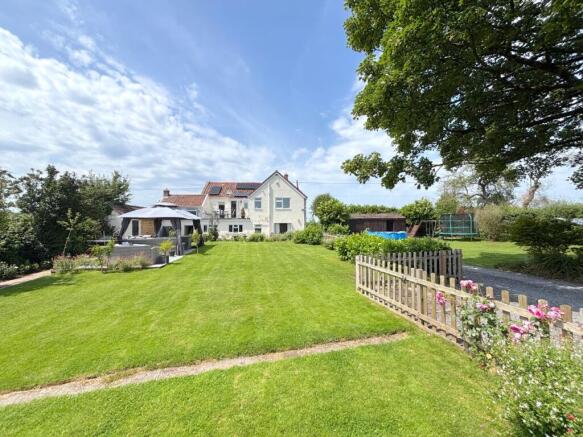 4 bed property, in Ash House, £725,000