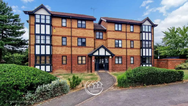 1 bed property, in Woodvale Way, £250,000