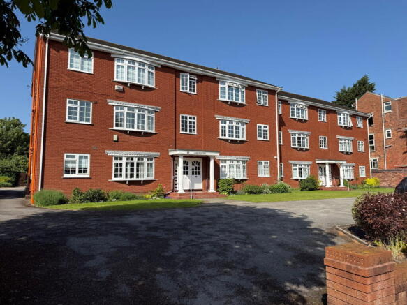 2 bed property, in Park Road, £130,000