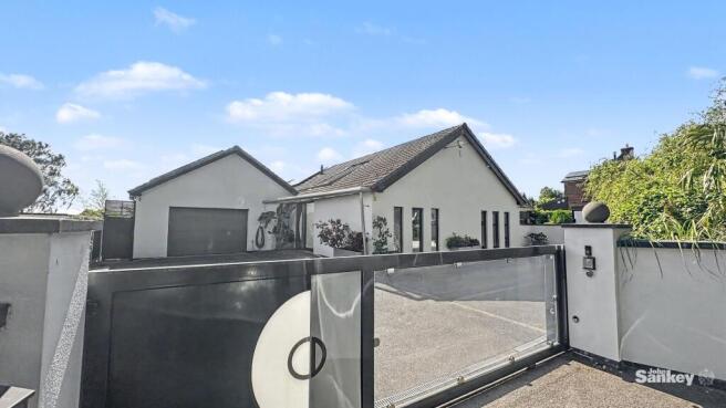 4 bed property, in Poplar Grove, £750,000