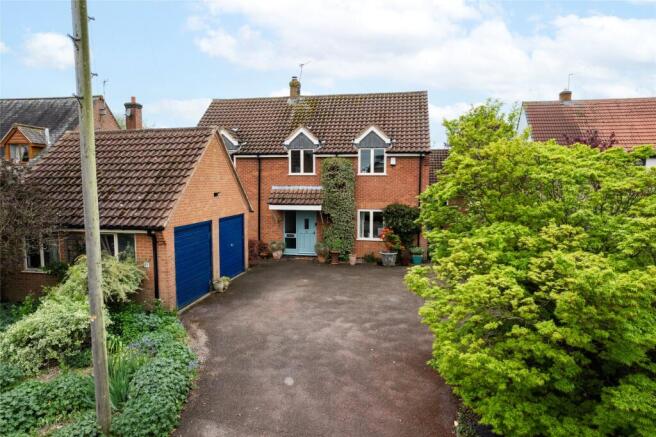 4 bed property, in Main Street, £595,000