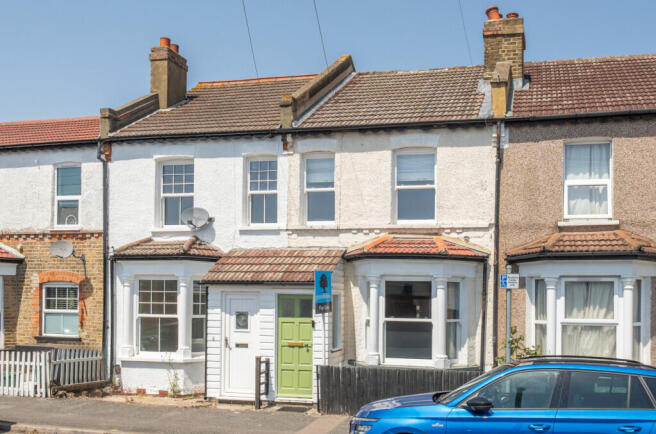 2 bed property, in Acacia Road, £450,000