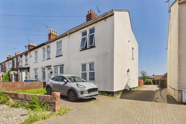 2 bed property, in Cauldwell Hall Road, £220,000