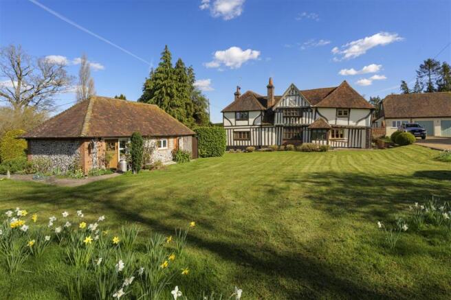 7 bed property, in Foxendene Manor, £1,750,000