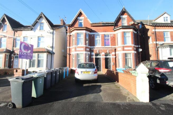 5 bed property, in Lytham St Annes, £275,000