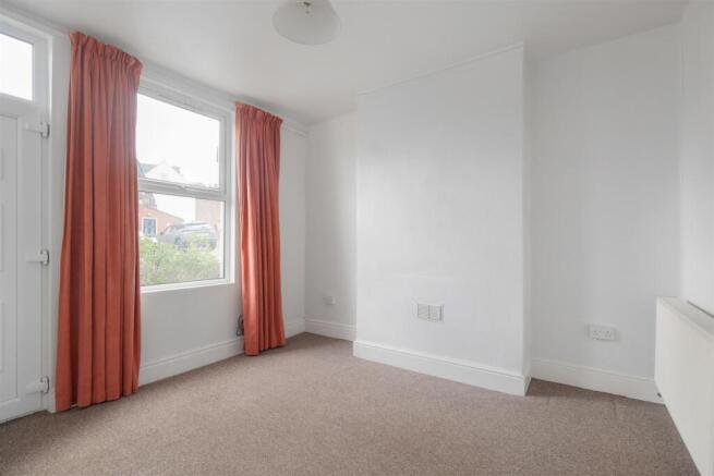 1 bed property, in Stewart Road, £195,000