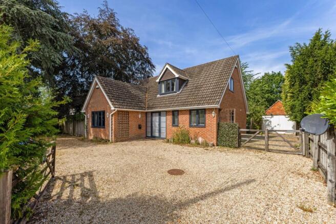 3 bed property, in Lyndhurst Road, £795,000