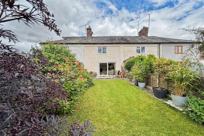 2 bed property, in Winterborne Whitechurch, £270,000