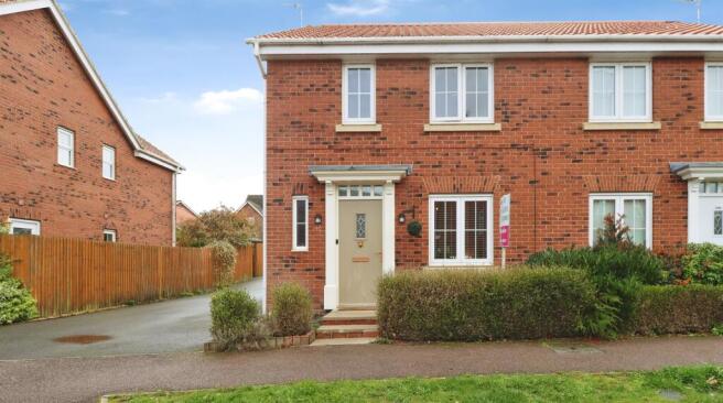 3 bed property, in Thistle Drive, £240,000