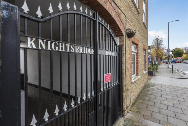 1 bed property, in Hampton Road, £300,000