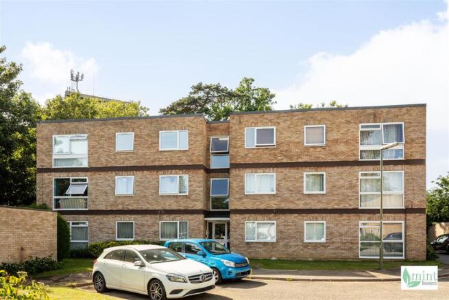 2 bed property, in Crockford Park Road, £255,000
