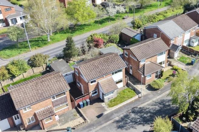 3 bed property, in Pine Close, £264,950