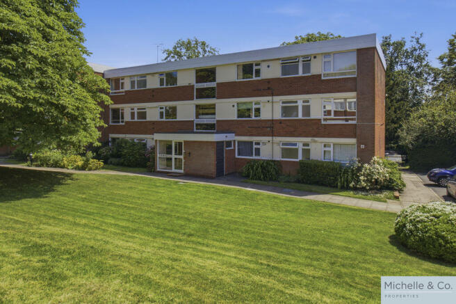 2 bed property, in Bristol Road, £159,950