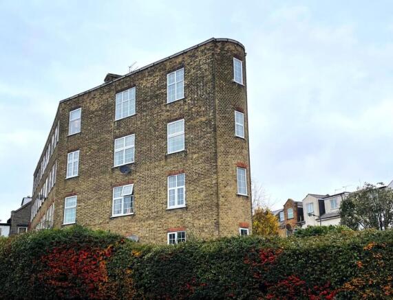 1 bed property, in Connaught Road, £255,000