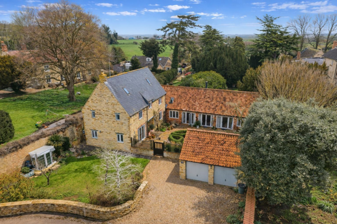 4 bed property, in Glebe Farm, £800,000