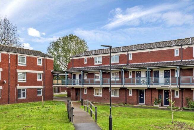 1 bed property, in Victoria Crescent, £220,000