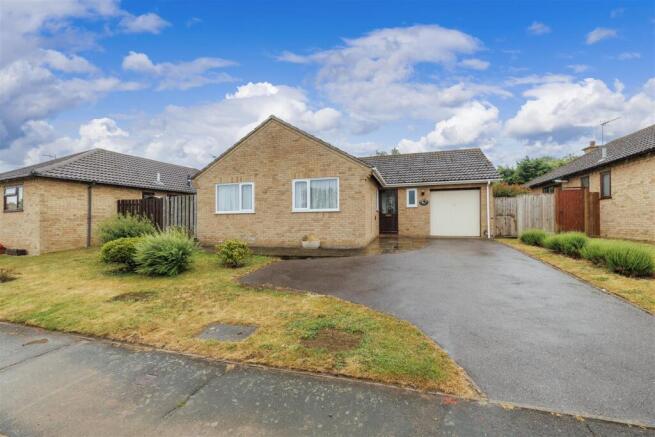 2 bed property, in Dukes Drive, £300,000