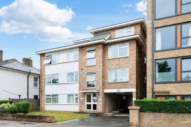 1 bed property, in Hartfield Road, £300,000