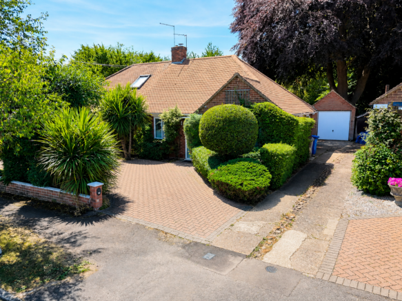 2 bed property, in Bannard Road, £525,000