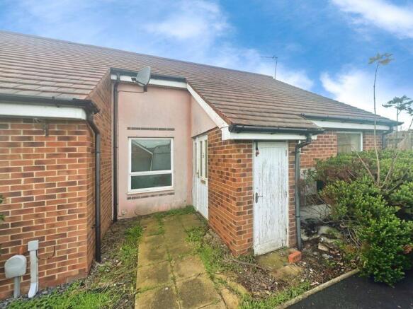 2 bed property, in Harrogate Court, £110,000