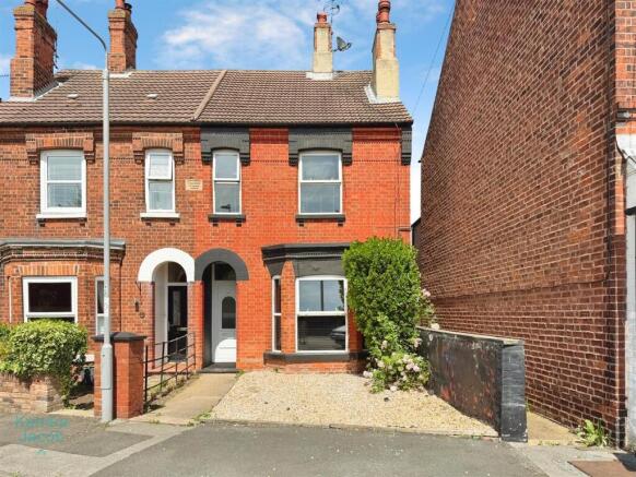3 bed property, in Grove Lane, £265,000