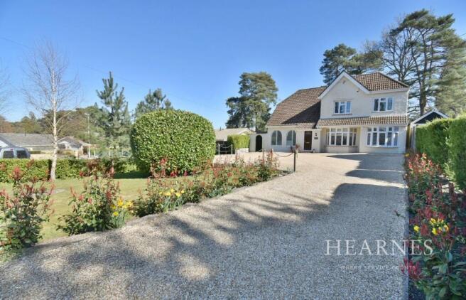4 bed property, in New Road, £750,000