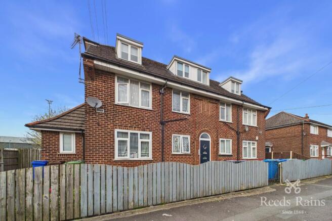 2 bed property, in Stanley Grove, £120,000