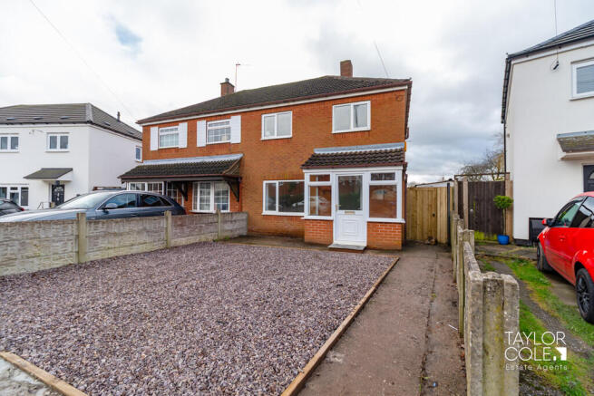 2 bed property, in Arden Road, £215,000