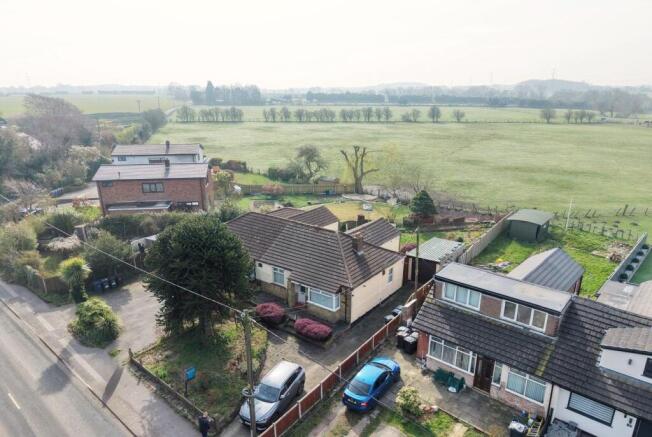 2 bed property, in Dickets Lane, £160,000