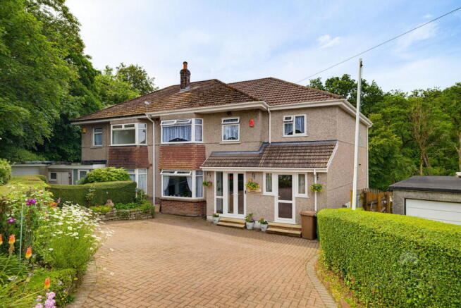 5 bed property, in Foxwood Gardens, £425,000