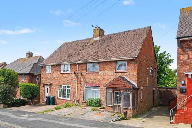 3 bed property, in 54 Amberley Drive, £300,000
