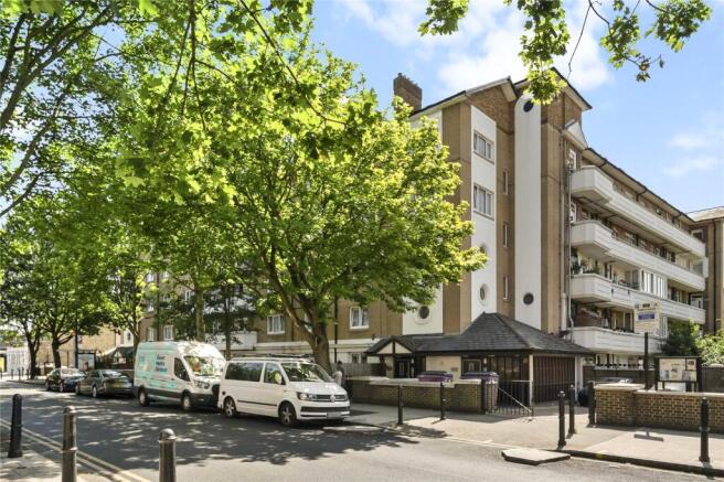 2 bed property, in Rogers Estate, £400,000