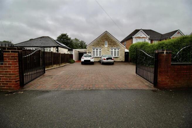 2 bed property, in Hurst Lane, £300,000