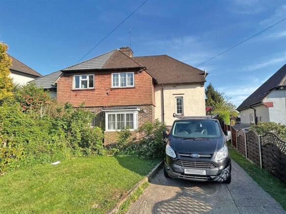 3 bed property, in Coldshott, £270,000