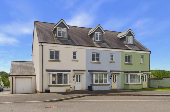 3 bed property, in Oaktree Road, £260,000