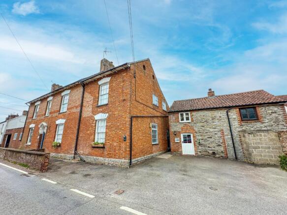 4 bed property, in Hillview Terrace, £450,000