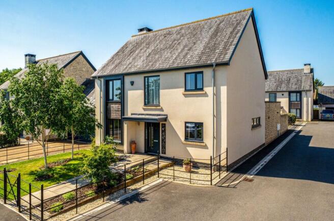 5 bed property, in Orchard Court, £625,000