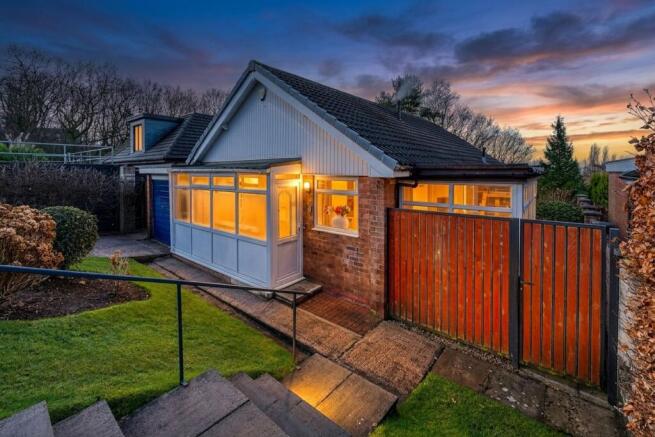 2 bed property, in Blackthorne Road, £385,000