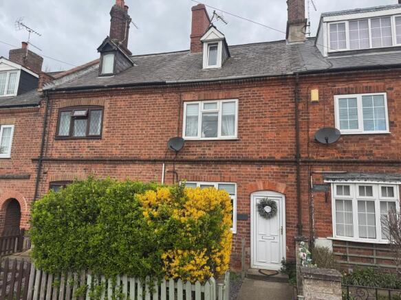 2 bed property, in Shireoaks Row, £165,000