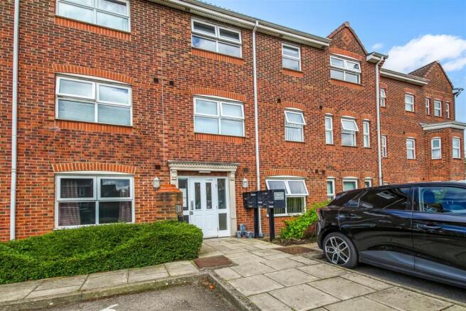 2 bed property, in Lowther Drive, £85,000