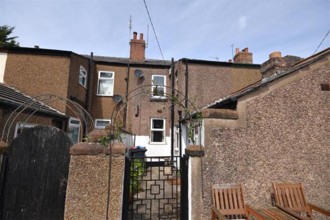 2 bed property, in Seven Row, £165,000