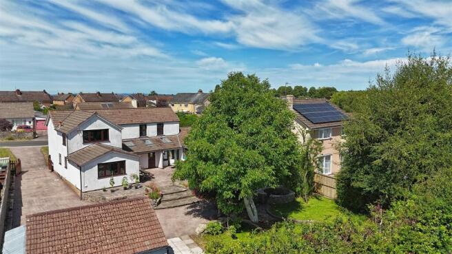 5 bed property, in Crow Ash Road, £465,000